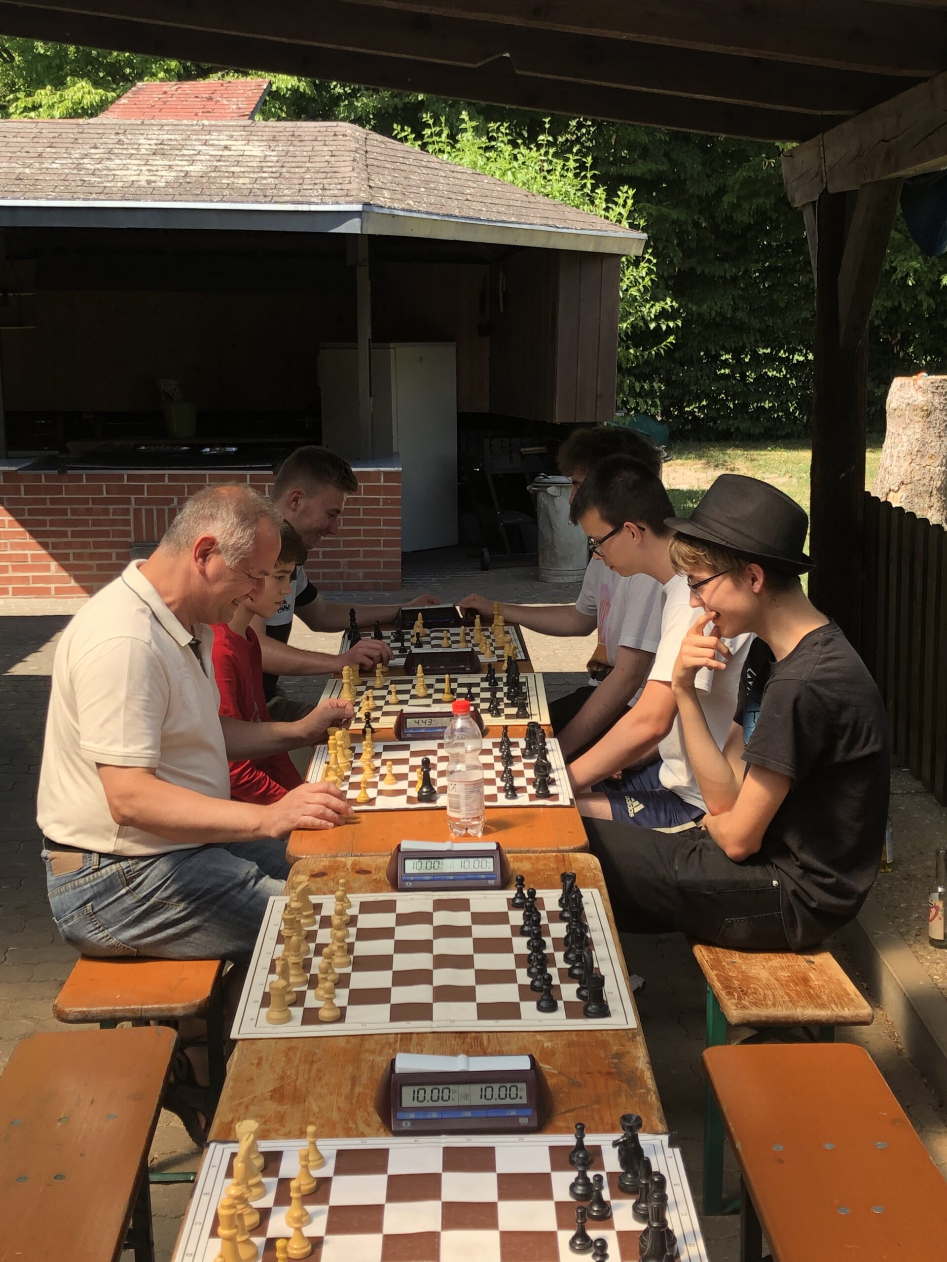 Jugendliche spielen Schach auf dem Sommerfest